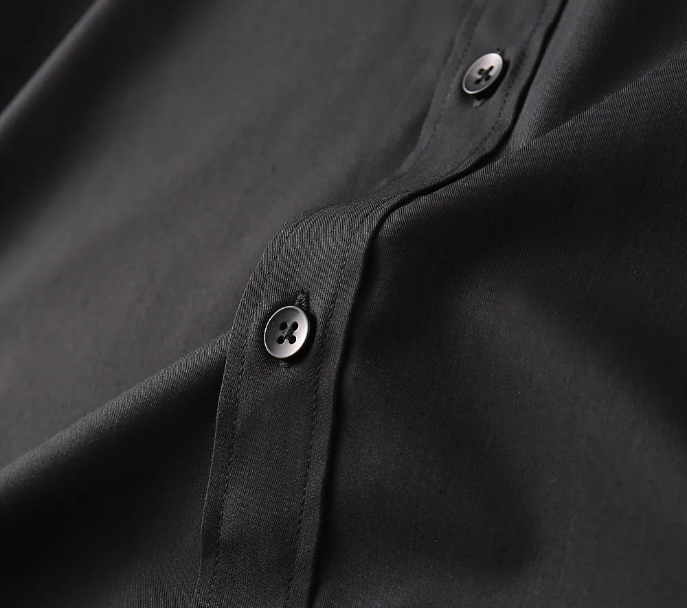 Ferragamo's super heavyweight shirts are on sale in limited quantities. The designer uses a concise and simple style to integrate the expression of minimalism in clothing. The long-sleeved shirt 👔 is casually matched, fashionable and slim, simple and smooth lines, leading to the most masculine temperament 😎. The buttons are made of shell raw materials, 💯 perfectly reproduced, simple and elegant, easy to control in any occasion, using imported high-density and high-count pure cotton, ✂️Counter Size M-3XL (39-43)✂️